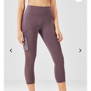 FABLETICS MILA POCKET CAPRI LEGGINGS NWT